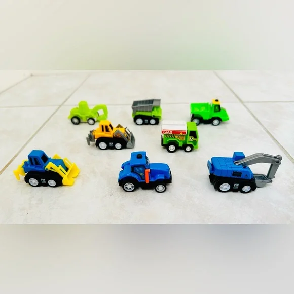25 Hot Wheels / Matchbox / Assorted characters cars and vehicles - Picture 4 of 8